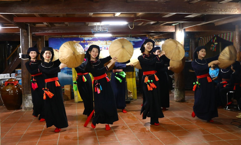 Danza tradicional de la etnia Tay ofrecida a los turistas. (Foto: VNA) Danza tradicional de la etnia Tay ofrecida a los turistas. (Foto: VNA)