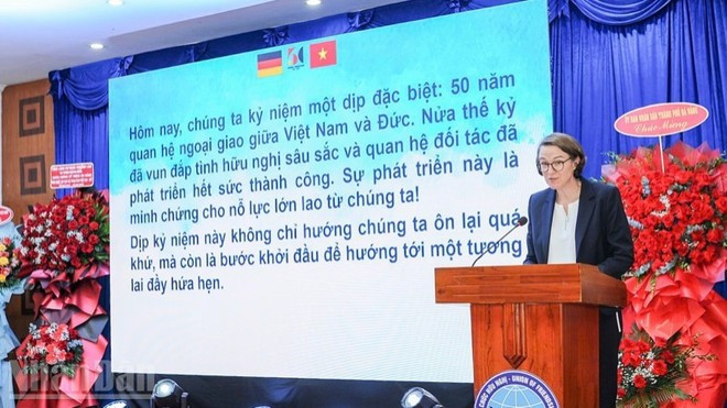 Andrea Maria Suhl, cónsul general de Alemania en Ciudad Ho Chi Minh, interviene en el evento. (Foto: nhandan.vn) Andrea Maria Suhl, cónsul general de Alemania en Ciudad Ho Chi Minh, interviene en el evento. (Foto: nhandan.vn)