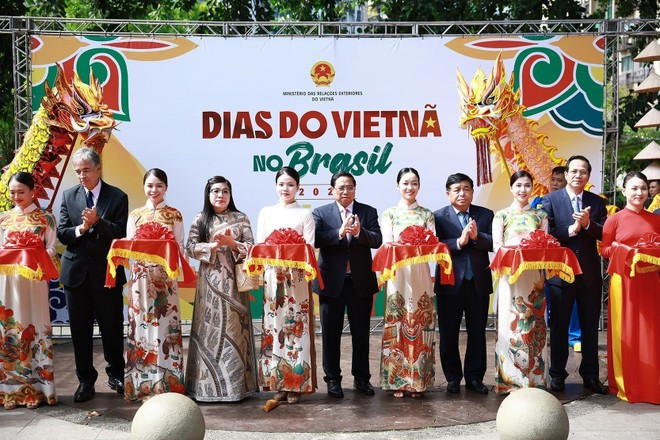 Durante su viaje para asistir a la Cumbre del G20 en Río de Janeiro, Brasil, la tarde del 17 de noviembre de 2024, el primer ministro Pham Minh Chinh y su esposa asistieron al programa "Día de Vietnam en Brasil". (Foto: VNA) Durante su viaje para asistir a la Cumbre del G20 en Río de Janeiro, Brasil, la tarde del 17 de noviembre de 2024, el primer ministro Pham Minh Chinh y su esposa asistieron al programa "Día de Vietnam en Brasil". (Foto: VNA)