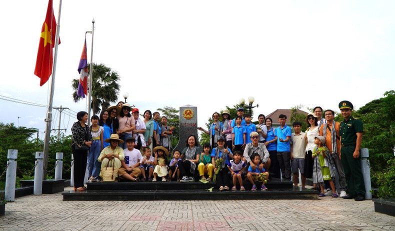 Antes de vivir la experiencia en los campos inundados, los turistas visitan y toman fotos conmemorativas en el hito fronterizo nacional del Paso Internacional de Thuong Phuoc (comuna de Thuong Phuoc). (Foto: VNA) Antes de vivir la experiencia en los campos inundados, los turistas visitan y toman fotos conmemorativas en el hito fronterizo nacional del Paso Internacional de Thuong Phuoc (comuna de Thuong Phuoc). (Foto: VNA)