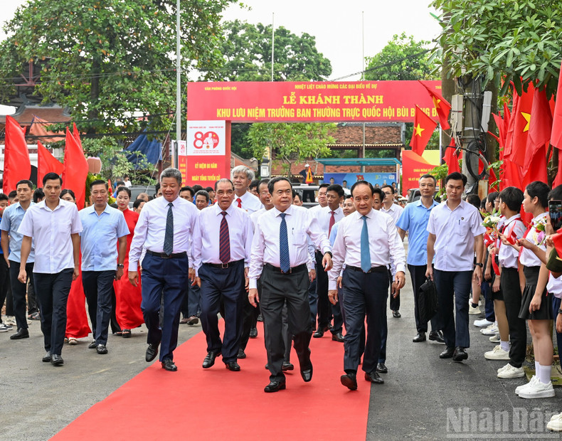 El presidente del Parlamento, Tran Thanh Man, y el ex secretario general del PCV, Nong Duc Manh, asisten a la inauguración de la obra. El presidente del Parlamento, Tran Thanh Man, y el ex secretario general del PCV, Nong Duc Manh, asisten a la inauguración de la obra.