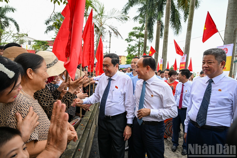 El máximo dirigente legislativo, Tran Thanh Man, y los habitantes de la comuna de Ung Thien. El máximo dirigente legislativo, Tran Thanh Man, y los habitantes de la comuna de Ung Thien.