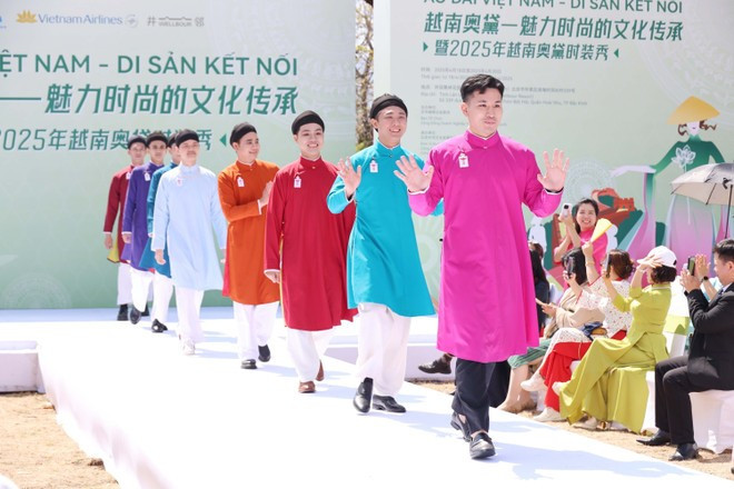 Para conmemorar el 75º aniversario de las relaciones diplomáticas entre Vietnam y China y el Año del Intercambio Humanístico entre Vietnam y China, representantes de la comunidad vietnamita en China organizan el desfile de moda "Ao Dai vietnamita: un legado que conecta" en Pekín del 18 al 20 de abril de 2025. (Foto: VNA) Para conmemorar el 75º aniversario de las relaciones diplomáticas entre Vietnam y China y el Año del Intercambio Humanístico entre Vietnam y China, representantes de la comunidad vietnamita en China organizan el desfile de moda "Ao Dai vietnamita: un legado que conecta" en Pekín del 18 al 20 de abril de 2025. (Foto: VNA)