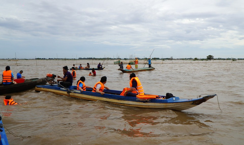 Los turistas disfrutan de la experiencia de la temporada de crecidas en la comuna fronteriza de Thuong Phuoc, provincia de Dong Thap. (Foto: VNA) Los turistas disfrutan de la experiencia de la temporada de crecidas en la comuna fronteriza de Thuong Phuoc, provincia de Dong Thap. (Foto: VNA)