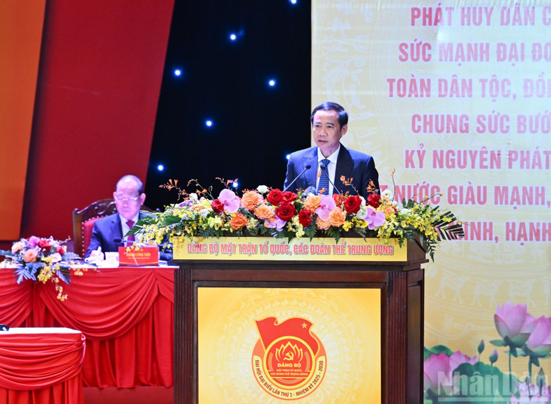 Nguyen Thai Hoc, subsecretario del Comité del Partido del FPV y organizaciones de masas de nivel central, presenta el proyecto de Informe de balance del mandato 2020-2025. Nguyen Thai Hoc, subsecretario del Comité del Partido del FPV y organizaciones de masas de nivel central, presenta el proyecto de Informe de balance del mandato 2020-2025.