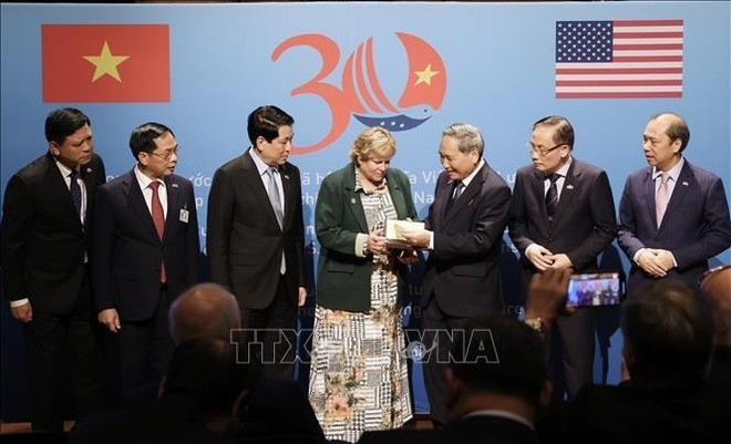 El presidente Luong Cuong se reúne a veteranos vietnamitas y estadounidenses y sus familias para revisar recuerdos y documentos de tiempos de guerra. (Foto: VNA) El presidente Luong Cuong se reúne a veteranos vietnamitas y estadounidenses y sus familias para revisar recuerdos y documentos de tiempos de guerra. (Foto: VNA)