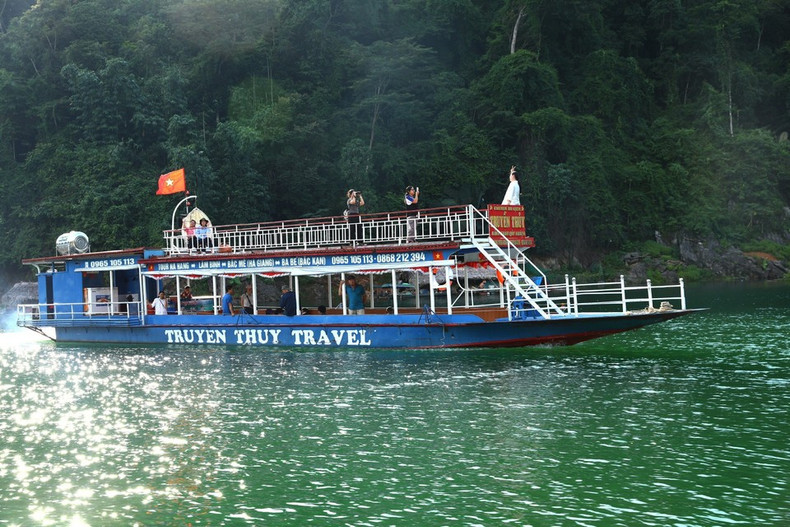 Turistas recorren en barco el embalse hidroeléctrico de Tuyen Quang. (Foto: VNA) Turistas recorren en barco el embalse hidroeléctrico de Tuyen Quang. (Foto: VNA)