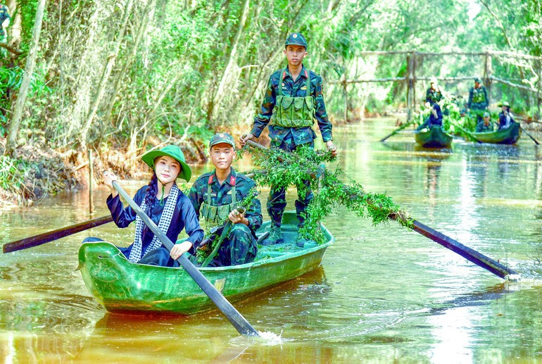 Esta prenda reflejaba la sencillez y humildad de la gente del delta del Mekong y se convirtió en un emblema inseparable de las valientes guerrilleras. Esta prenda reflejaba la sencillez y humildad de la gente del delta del Mekong y se convirtió en un emblema inseparable de las valientes guerrilleras.