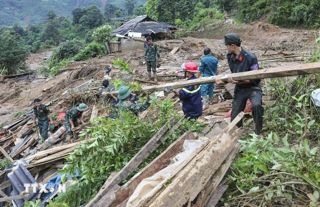 Las fuerzas armadas apoyan a la población para superar las consecuencias de las inundaciones repentinas y los deslizamientos de tierra. (Foto: VNA) Las fuerzas armadas apoyan a la población para superar las consecuencias de las inundaciones repentinas y los deslizamientos de tierra. (Foto: VNA)