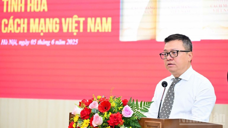 Le Quoc Minh, vicejefe de la Comisión de Propaganda y Movilización de Masas del CC del PCV y presidente de la Asociación de Periodistas de Vietnam. Le Quoc Minh, vicejefe de la Comisión de Propaganda y Movilización de Masas del CC del PCV y presidente de la Asociación de Periodistas de Vietnam.