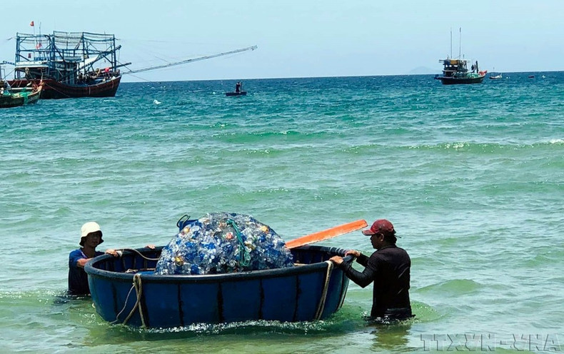 Pescadores de la comuna de Binh Minh, distrito de Thang Binh, provincia de Quang Nam, colaboran activamente en la recolección de residuos arrastrados por el mar. (Foto: VNA) Pescadores de la comuna de Binh Minh, distrito de Thang Binh, provincia de Quang Nam, colaboran activamente en la recolección de residuos arrastrados por el mar. (Foto: VNA)