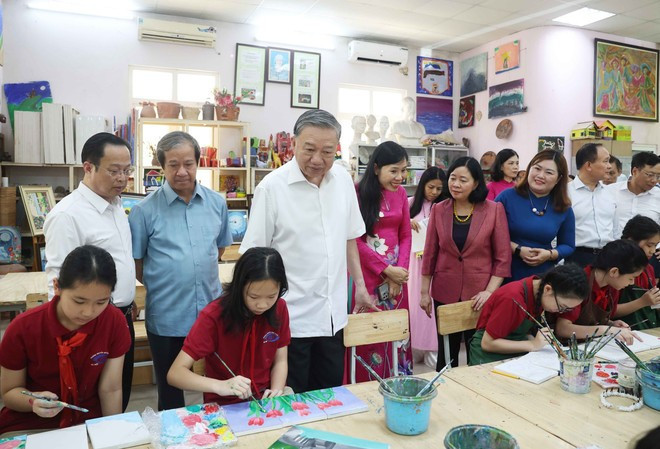 El secretario general del Partido Comunista de Vietnam, To Lam, visita a docentes y estudiantes de las escuelas secundarias Nguyen Dinh Chieu y Xa Dan. (Foto: VNA) El secretario general del Partido Comunista de Vietnam, To Lam, visita a docentes y estudiantes de las escuelas secundarias Nguyen Dinh Chieu y Xa Dan. (Foto: VNA)