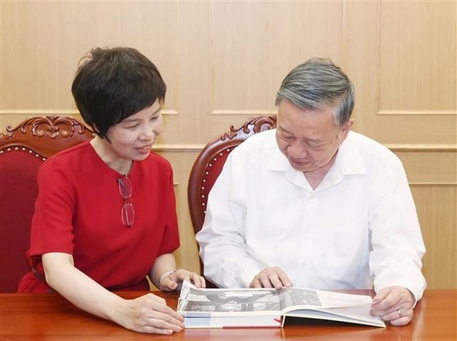 La directora general de la Agencia Vietnamita de Noticias (VNA), Vu Viet Trang, y el secretario general del Partido Comunista del país (PCV), To Lam, viendo el libro. (Foto: VNA) La directora general de la Agencia Vietnamita de Noticias (VNA), Vu Viet Trang, y el secretario general del Partido Comunista del país (PCV), To Lam, viendo el libro. (Foto: VNA)