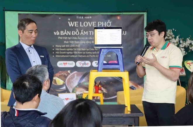 Miembros de la red "Amamos Pho" presentan un mapa de la gastronomía vietnamita en Europa. (Foto: VNA) Miembros de la red "Amamos Pho" presentan un mapa de la gastronomía vietnamita en Europa. (Foto: VNA)