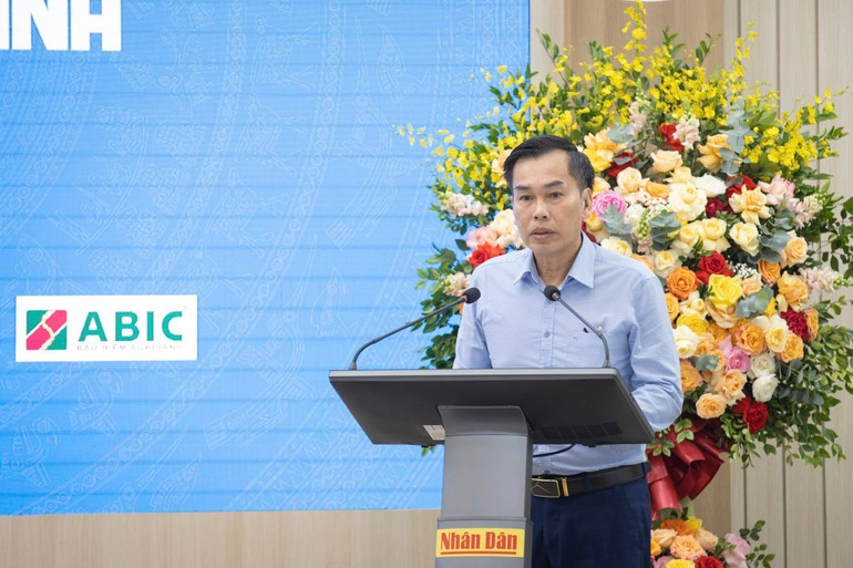El artista fotógrafo Ho Sy Minh interviene en el acto de lanzamiento. El artista fotógrafo Ho Sy Minh interviene en el acto de lanzamiento.