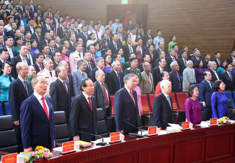 El líder del PCV, junto con actuales y antiguos dirigentes y del Partido y del Estado, en el acto. (Foto: Thong Nhat / VNA)