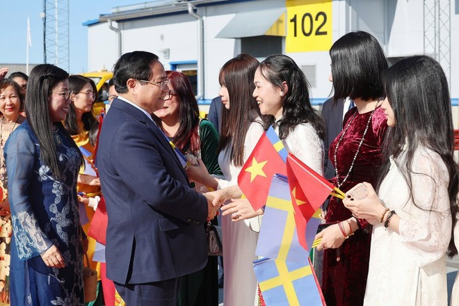 Funcionario de la Embajada de Vietnam en Suecia despiden al primer ministro Pham Minh Chinh y su esposa en el aeropuerto Arlanda, Suecia. (Foto: VNA) Funcionario de la Embajada de Vietnam en Suecia despiden al primer ministro Pham Minh Chinh y su esposa en el aeropuerto Arlanda, Suecia. (Foto: VNA)