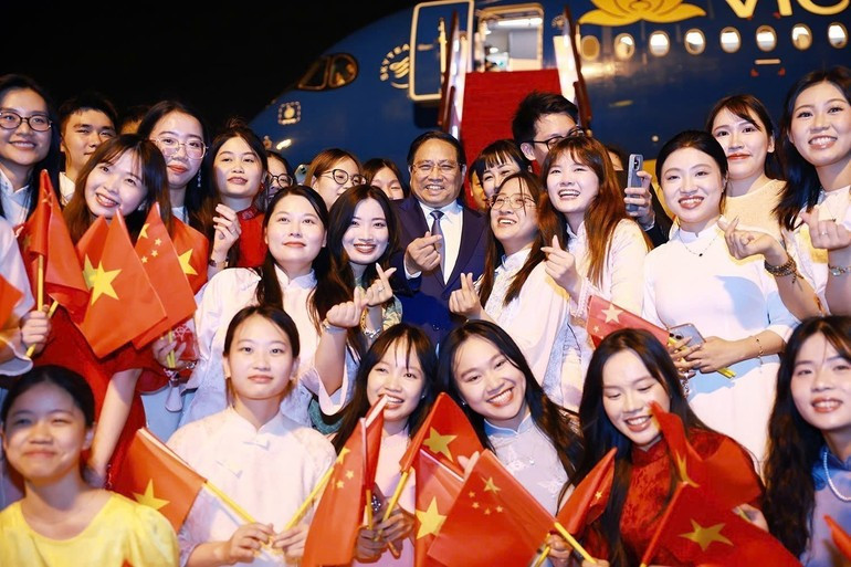 Ceremonia de despedida del primer ministro Pham Minh Chinh, quien finaliza su assitencia a la 16ª Reunión Anual del FEM en Tianjin y su visita de trabajo en China. (Foto: Duong Giang/VNA)