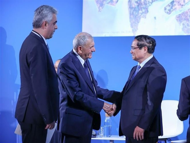 El primer ministro de Vietnam, Pham Minh Chinh, saluda al presidente de Irak, Abdul Latif Jamal Rashid (Foto: VNA) El primer ministro de Vietnam, Pham Minh Chinh, saluda al presidente de Irak, Abdul Latif Jamal Rashid (Foto: VNA)