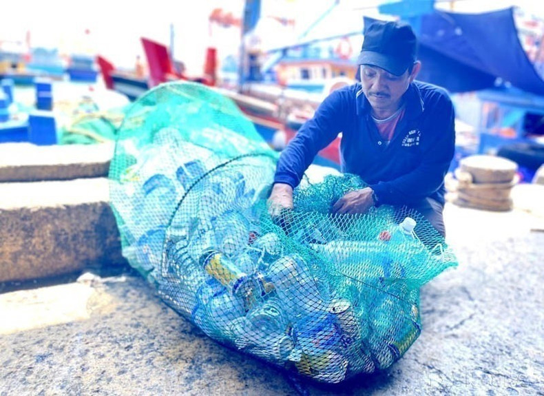 El modelo de "Recolección de residuos plásticos de barcos pesqueros en la costa" ha atraído la participación de 200 embarcaciones de la provincia de Binh Dinh. Esta iniciativa contribuye a reducir la basura plástica oceánica derivada de las actividades pesqueras, gestionar de manera gradual los residuos plásticos marinos, así como promover la economía circular y el desarrollo verde. (Foto: VNA) anh-8-1.jpg