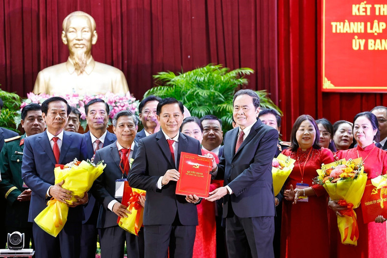 Tran Thanh Man entrega la decisión del Primer Ministro sobre el nombramiento del presidente y los vicepresidentes del Comité Popular de Can Tho. (Foto: VNA) Tran Thanh Man entrega la decisión del Primer Ministro sobre el nombramiento del presidente y los vicepresidentes del Comité Popular de Can Tho. (Foto: VNA)