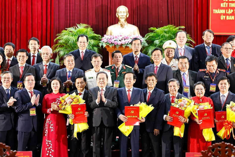 El presidente del Parlamento, Tran Thanh Man, entrega las decisiones del Buró Político y del Secretariado, y entrega flores para felicitar al Comité del Partido, el Buró Ejecutivo, el secretario y los vicesecretarios del Comité del Partido de Can Tho para el mandato 2020–2025. (Foto: VNA) El presidente del Parlamento, Tran Thanh Man, entrega las decisiones del Buró Político y del Secretariado, y entrega flores para felicitar al Comité del Partido, el Buró Ejecutivo, el secretario y los vicesecretarios del Comité del Partido de Can Tho para el mandato 2020–2025. (Foto: VNA)
