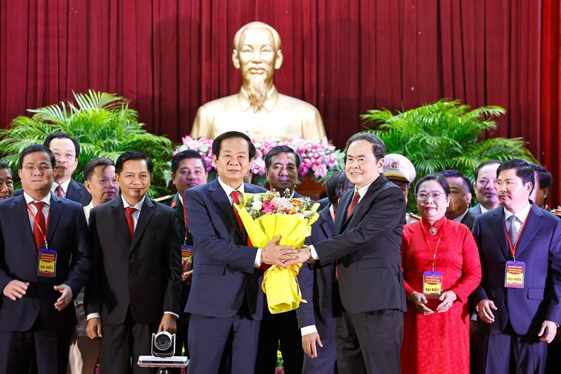 El presidente del Parlamento, Tran Thanh Man, felicita al camarada Do Thanh Binh, miembro del Comité Central del Partido y secretario del Comité partidista de Can Tho. (Foto: VNA) El presidente del Parlamento, Tran Thanh Man, felicita al camarada Do Thanh Binh, miembro del Comité Central del Partido y secretario del Comité partidista de Can Tho. (Foto: VNA)