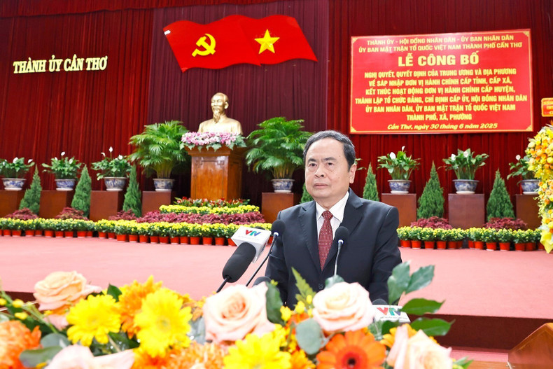 Tran Thanh Man entrega la decisión del Comité Central del Frente de la Patria de Vietnam sobre la creación del Comité del Frente de la Patria en Can Tho. (Foto: VNA) Tran Thanh Man entrega la decisión del Comité Central del Frente de la Patria de Vietnam sobre la creación del Comité del Frente de la Patria en Can Tho. (Foto: VNA)