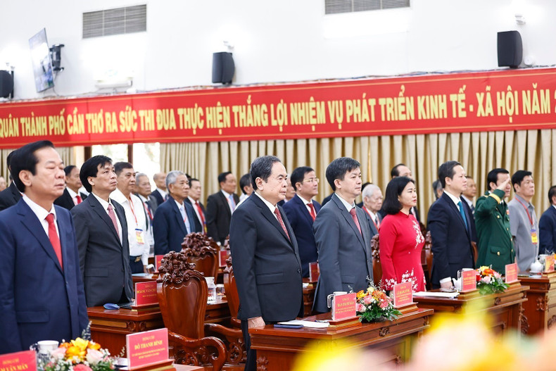 El presidente de la Asamblea Nacional de Vietnam, Tran Thanh Man, asiste esta mañana, 30 de junio, a la ceremonia de anuncio de las resoluciones y decisiones del Comité Central del Partido Comunista de Vietnam (PCV), y de las autoridades locales sobre la fusión de unidades administrativas a nivel provincial y comunal, celebrada en la ciudad de Can Tho. (Foto: VNA) El presidente de la Asamblea Nacional de Vietnam, Tran Thanh Man, asiste esta mañana, 30 de junio, a la ceremonia de anuncio de las resoluciones y decisiones del Comité Central del Partido Comunista de Vietnam (PCV), y de las autoridades locales sobre la fusión de unidades administrativas a nivel provincial y comunal, celebrada en la ciudad de Can Tho. (Foto: VNA)