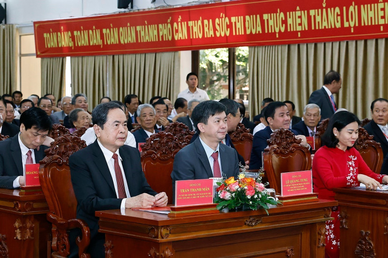 Tran Thanh Man, junto con los delegados en la ceremonia. (Foto: VNA) Tran Thanh Man, junto con los delegados en la ceremonia. (Foto: VNA)