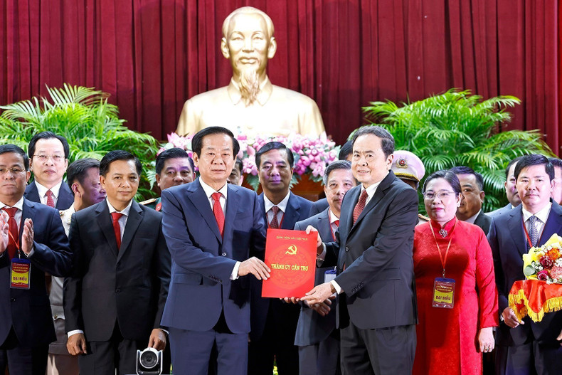 El presidente del Parlamento, Tran Thanh Man, entrega la decisión del Buró Político sobre el nombramiento del Comité del Partido en Can Tho para el mandato 2020–2025 al camarada Do Thanh Binh, miembro del Comité Central del Partido y secretario del Comité del Partido en Can Tho. (Foto: VNA) El presidente del Parlamento, Tran Thanh Man, entrega la decisión del Buró Político sobre el nombramiento del Comité del Partido en Can Tho para el mandato 2020–2025 al camarada Do Thanh Binh, miembro del Comité Central del Partido y secretario del Comité del Partido en Can Tho. (Foto: VNA)