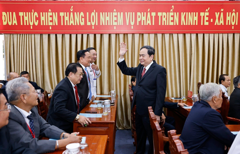 Tran Thanh Man, junto con los delegados en la ceremonia. (Foto: VNA) Tran Thanh Man, junto con los delegados en la ceremonia. (Foto: VNA)