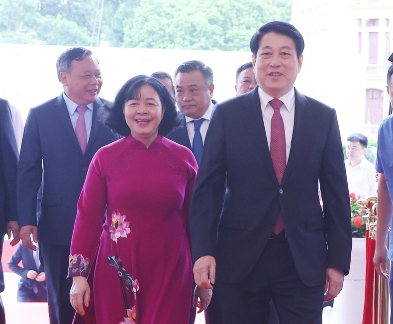 El presidente del país, Luong Cuong, y la secretaria del Comité del Partido en Hanói, Bui Thi Minh Hoai, asisten a la ceremonia efectuada en la capital vietnamita. (Foto: VNA)