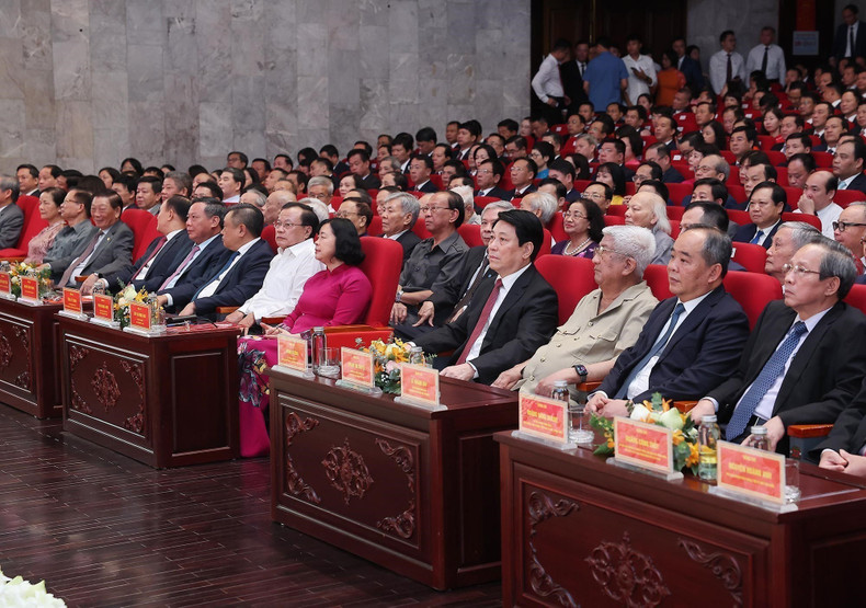 El presidente Luong Cuong junto a los delegados presentes en el acto celebrado en Hanói. (Foto: VNA)