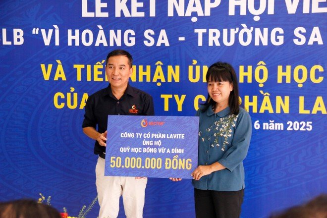 La Empresa Lavite donó dos mil dólares al Fondo de Becas Vu A Dinh. (Foto: VNA) La Empresa Lavite donó dos mil dólares al Fondo de Becas Vu A Dinh. (Foto: VNA)
