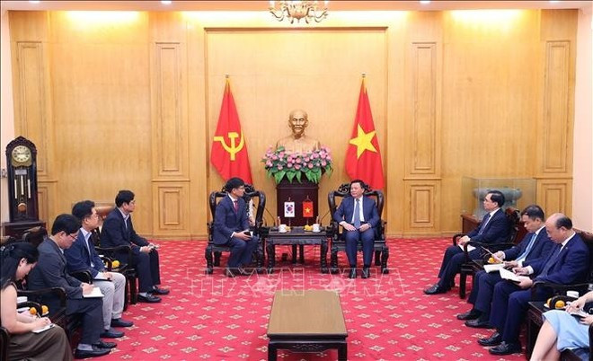 El director de la Academia Nacional de Política Ho Chi Minh y presidente del Consejo Teórico Central, Nguyen Xuan Thang, recibe a director general de Samsung Vietnam (Fuente: VNA) El director de la Academia Nacional de Política Ho Chi Minh y presidente del Consejo Teórico Central, Nguyen Xuan Thang, recibe a director general de Samsung Vietnam (Fuente: VNA)