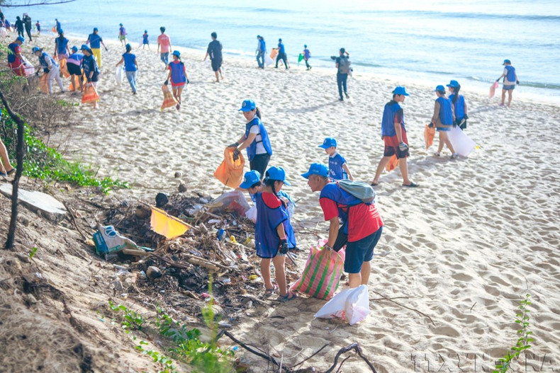 Pobladores participan en la recolección y clasificación de desechos en el evento "Día Verde en Binh Dinh 2024" en el Centro Internacional para la Ciencia y la Educación Interdisciplinarias (ICISE), ciudad de Quy Nhon, provincia de Binh Dinh (junio de 2024). (Foto: VNA) Pobladores participan en la recolección y clasificación de desechos en el evento "Día Verde en Binh Dinh 2024" en el Centro Internacional para la Ciencia y la Educación Interdisciplinarias (ICISE), ciudad de Quy Nhon, provincia de Binh Dinh (junio de 2024). (Foto: VNA)