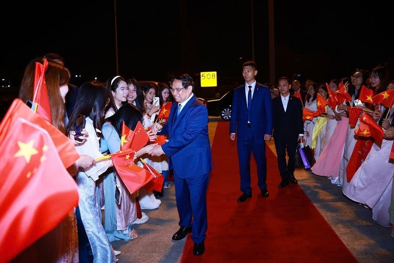 Ceremonia de despedida del primer ministro Pham Minh Chinh, quien finaliza su assitencia a la 16ª Reunión Anual del FEM en Tianjin y su visita de trabajo en China. (Foto: Duong Giang/VNA)