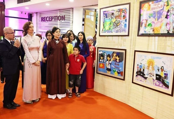 Ngo Phuong Ly y Audrey Azoulay en la exposición de pintura "Nosotras PODEMOS". (Foto: tuoitre.vn) Ngo Phuong Ly y Audrey Azoulay en la exposición de pintura "Nosotras PODEMOS". (Foto: tuoitre.vn)