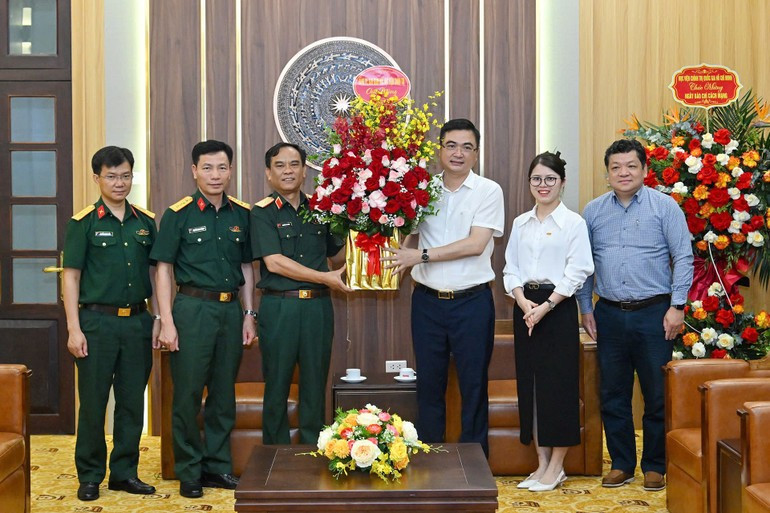 El general de brigada Nguyen Ba Hung, secretario del Partido y comisario político de la Academia de Política, del Ministerio de Defensa Nacional, felicita al periódico Nhan Dan por el centenario de la Prensa Revolucionaria de Vietnam. El general de brigada Nguyen Ba Hung, secretario del Partido y comisario político de la Academia de Política, del Ministerio de Defensa Nacional, felicita al periódico Nhan Dan por el centenario de la Prensa Revolucionaria de Vietnam.