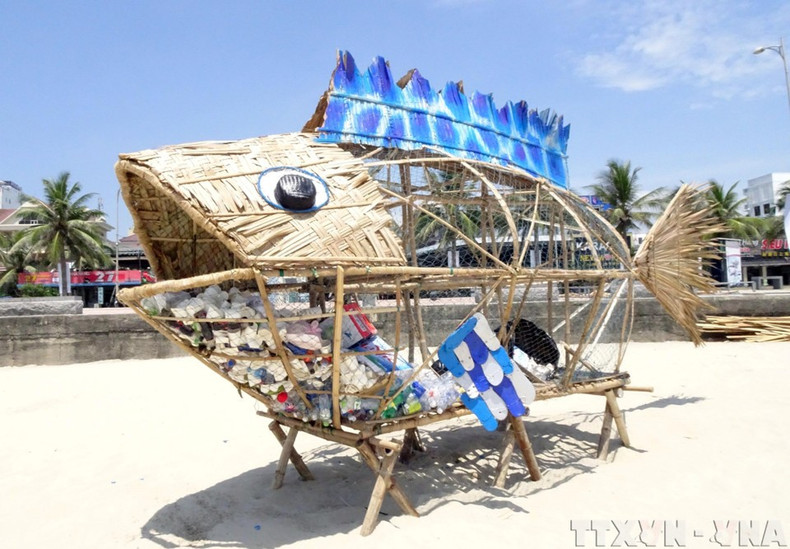 En la playa My Khe, en la ciudad de Da Nang, se instaló una cesta gigante con forma de pez gobio, elaborada con bambú y materiales reciclados, para fomentar entre residentes y turistas la correcta disposición de los residuos plásticos. (Foto: VNA) En la playa My Khe, en la ciudad de Da Nang, se instaló una cesta gigante con forma de pez gobio, elaborada con bambú y materiales reciclados, para fomentar entre residentes y turistas la correcta disposición de los residuos plásticos. (Foto: VNA)