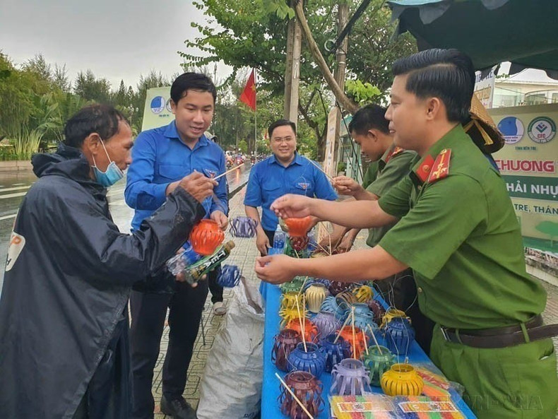 n la provincia de Ben Tre, se organiza un programa de concienciación donde los ciudadanos pueden intercambiar botellas de plástico, latas de aluminio y pilas usadas por linternas de Festival del Medio Otoño, como medida para contribuir a la construcción de una localidad más verde. (Foto: VNA) anh-7-2.jpg