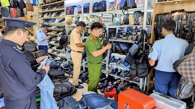 Las autoridades funcionales de la provincia de An Giang inspeccionan e incautan una gran cantidad de productos de origen desconocido en una tienda de la ciudad de Long Xuyen. (Foto: VNA) Las autoridades funcionales de la provincia de An Giang inspeccionan e incautan una gran cantidad de productos de origen desconocido en una tienda de la ciudad de Long Xuyen. (Foto: VNA)