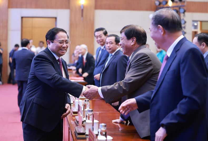El primer ministro Pham Minh Chinh, junto con actuales y antiguos dirigentes de Hai Phong, en la ceremonia de anuncio de las resoluciones y decisiones del Comité Central del PCV sobre la fusión administrativa de Hai Phong. (Foto: VNA) El primer ministro Pham Minh Chinh, junto con actuales y antiguos dirigentes de Hai Phong, en la ceremonia de anuncio de las resoluciones y decisiones del Comité Central del PCV sobre la fusión administrativa de Hai Phong. (Foto: VNA)