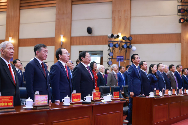 El primer ministro Pham Minh Chinh y los delegados a la ceremonia. (Foto: VNA) El primer ministro Pham Minh Chinh y los delegados a la ceremonia. (Foto: VNA)