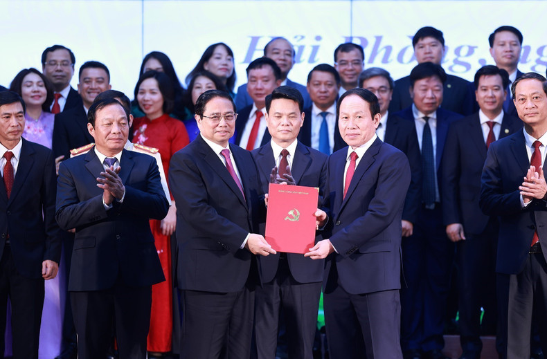 El premier vietnamita entrega la decisión del Buró Político sobre el nombramiento de Le Tien Chau como nuevo secretario del Comité del PCV en Hai Phong para el mandato 2020-2025. (Foto: VNA) El premier vietnamita entrega la decisión del Buró Político sobre el nombramiento de Le Tien Chau como nuevo secretario del Comité del PCV en Hai Phong para el mandato 2020-2025. (Foto: VNA)