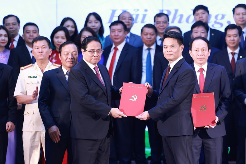 Pham Minh Chinh entrega la decisión del Buró Político sobre el nombramiento de Le Ngoc Chau como nuevo vicesecretario del Comité del PCV en Hai Phong para el mandato 2020-2025. (Foto: VNA) Pham Minh Chinh entrega la decisión del Buró Político sobre el nombramiento de Le Ngoc Chau como nuevo vicesecretario del Comité del PCV en Hai Phong para el mandato 2020-2025. (Foto: VNA)