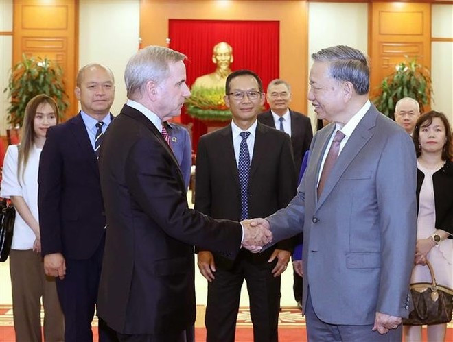 El secretario general del Partido Comunista de Vietnam, To Lam, recibe a Alex Rogers, presidente de Gobernanza Global de la corporación multinacional estadounidense Qualcomm. (Foto: VNA) El secretario general del Partido Comunista de Vietnam, To Lam, recibe a Alex Rogers, presidente de Gobernanza Global de la corporación multinacional estadounidense Qualcomm. (Foto: VNA)