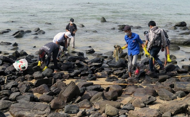 Jóvenes de la provincia de Phu Yen participan en la limpieza de la playa de Hon Yen. (Foto: VNA) Jóvenes de la provincia de Phu Yen participan en la limpieza de la playa de Hon Yen. (Foto: VNA)