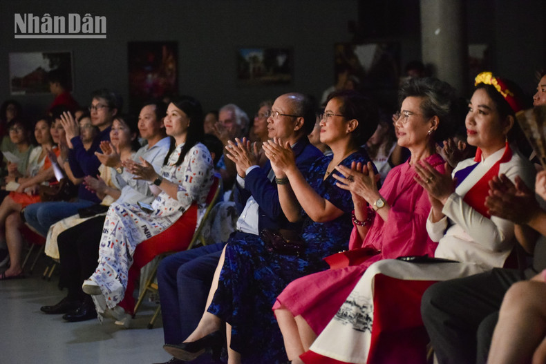 Al evento asisten el embajador de Vietnam en Francia, Dinh Toan Thang, y su esposa; la embajadora de Turismo de Vietnam en Francia, Anoa Suzanne Dussol, así como numerosos compatriotas vietnamitas, familias multiculturales y ciudadanos franceses amantes de la cultura vietnamita. Al evento asisten el embajador de Vietnam en Francia, Dinh Toan Thang, y su esposa; la embajadora de Turismo de Vietnam en Francia, Anoa Suzanne Dussol, así como numerosos compatriotas vietnamitas, familias multiculturales y ciudadanos franceses amantes de la cultura vietnamita.